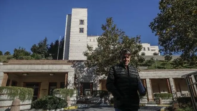 ABD'nin İstanbul'daki başkonsolosluğuna gelenlerin, elleridneki vize başvuru belgeleriyle kapıdan döndükleri görüldü.