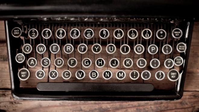 Un máquina de escribir con teclado qwerty.