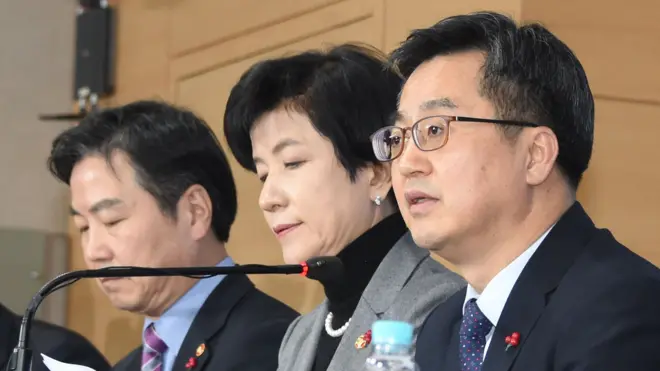 김동연 부총리 겸 기획재정부 장관이 12월 27일 서울시 종로구 세종로 정부서울청사에서 '2018년 경제정책방향'에 대해 브리핑하고 있다