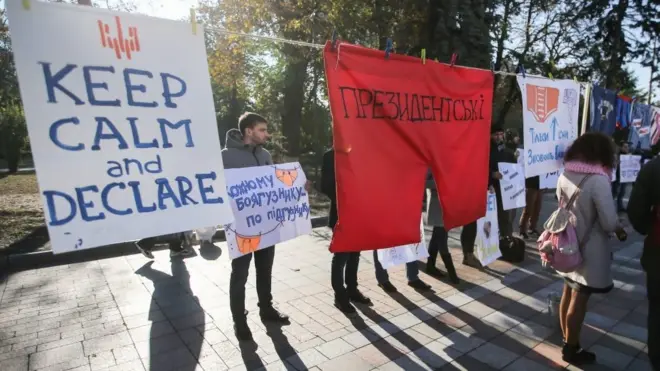 Минулорчне гасло активістів "Keep calm and declare" виглядає ще більш актувальним цього року