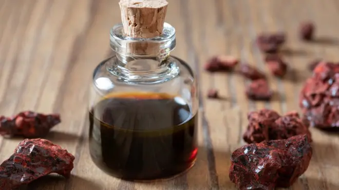 La sangre de grado adquiere un color marrón oscuro cuando se reúne en cantidades un poco más grandes.