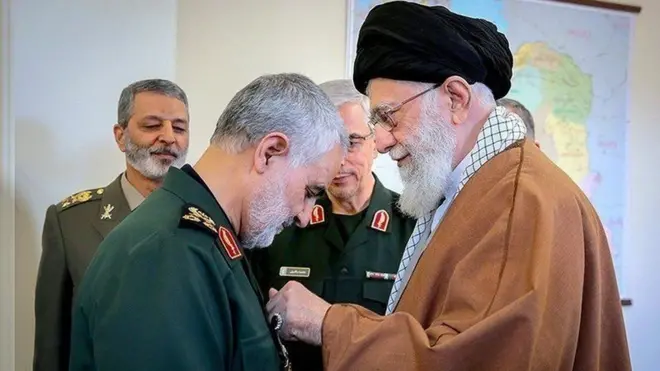 آیت‌الله خامنه‌ای، رهبر جمهوری اسلامی و قاسم سلیمانی فرمانده نیروی قدس سپاه پاسداران که در حمله هوایی به کاروان خودروی او و فرماندهان گروه حشد شعبی در فرودگاه بغداد کشته شد.