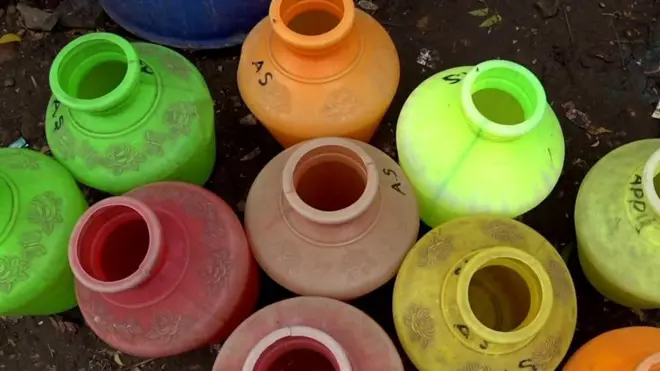 ખાલી ઘડા