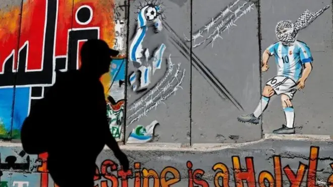 رُسم ليونيل ميسي في لوحة على جدار الفصل الإسرائيلي بمدينة بيت لحم وهو يركل كرة تسهدف العلم الإسرائيلي وتمزقه
