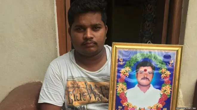 પોતાના પિતાની તસવીર સાથે ઉટ્ટેલ અશોક