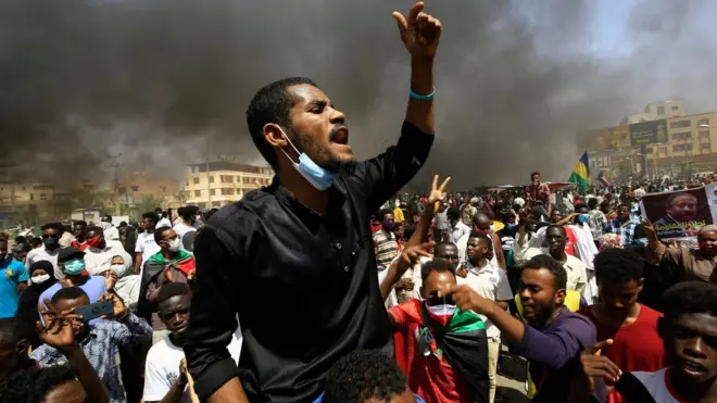 خرج عشرات الآلاف من السودانيين الثلاثاء في الخرطوم ومدن أخرى، للمطالبة باصلاحات وتطبيق العدالة على قتلة المتظاهرين