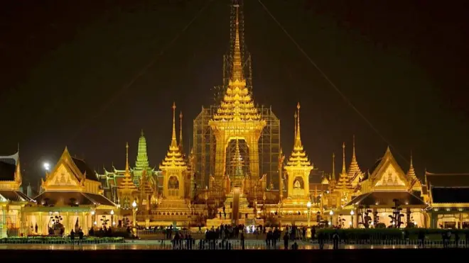 Больше всего сил и времени заняло строительство погребального помоста для кремации тела монарха.