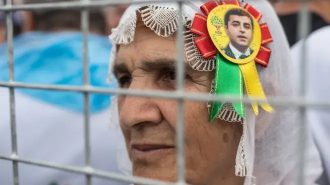 امرأة من مناصري المرشح الرئاسي صلاح الدين دميرتاش أثناء مسيرة دعم للتصويت له في اسطنبول 17 يونيو/حزيران 2018.