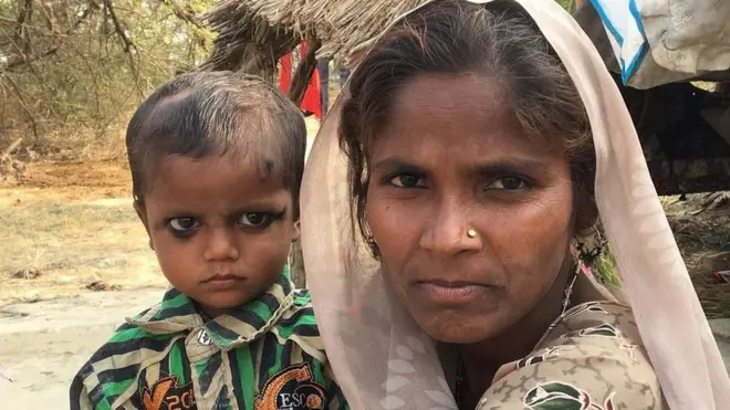 अपनी मां के साथ खजांची नाथ