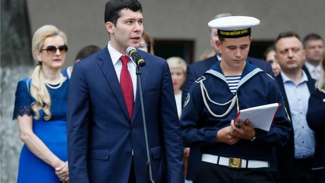 Антон Алиханов за десять дней до выборов выступает на линейке в кадетском морском корпусе