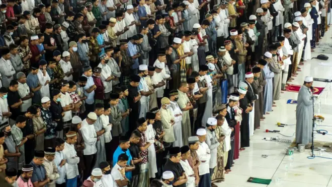 Umat Islam melaksanakan ibadah salat tarawih pertama tanpa pembatasan jarak di Masjid Islamic, Lhokseumawe, Aceh, Kamis (23/04/2020) malam.