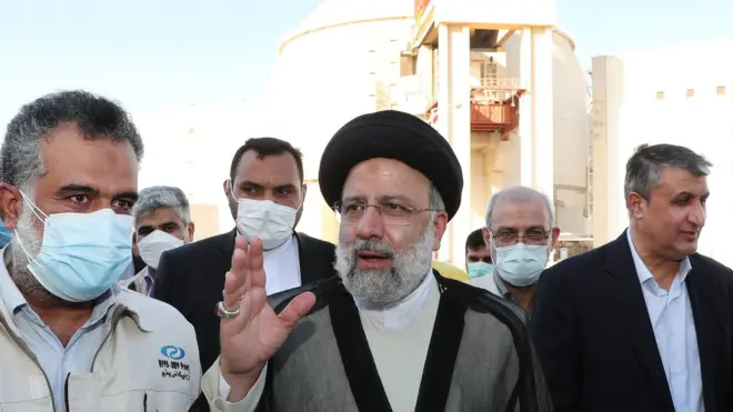 Iranian President Ebrahim Raisi (C) gestures while visiting the Bushehr nuclear plant in Iran (8 October 2021)