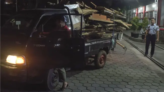 Mobil bak terbuka mengangkut puing-puing saung dari dalam Lembaga Pemasyarakatan Sukamiskin, Bandung.