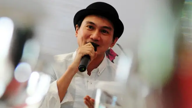 Musisi Erdian Aji Prihartanto alias Anji dilaporkan ke Polda Metro Jaya pada Senin (03/08) setelah dalam video berdurasi sekitar 30 menit menghadirkan narasumber bernama Hadi Pranoto, yang disebut sebagai pakar mikrobiologi. Melalui video itu, Hadi menyampaikan sejumlah klaim, antara lain virus Covid-19 tidak bisa dilawan dengan vaksin dan virus Covid-19 berasal dari Perang Korea.