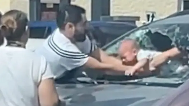 أب يحطم زجاج سيارته لإنقاذ طفله العالق داخلها