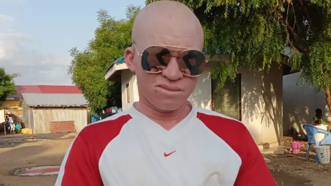 Umusore w'umunyamwema Bukuru Leonidas aba mw'ikambi ya Kakuma aho yahungiye inyuma y'aho se wiwe ashatse kumugurishiriza mu 2006 kubera urukoba rwiwe