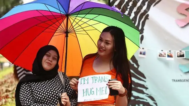 Aktivis transgender menggelar aksi damai untuk memperingati "Hari Peringatan Transgender", 22 November 2015, di Jakarta.