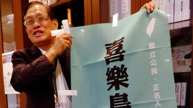 喜乐岛联盟召集人、民视董事长郭倍宏展示“独立公投，正名入联”活动布条