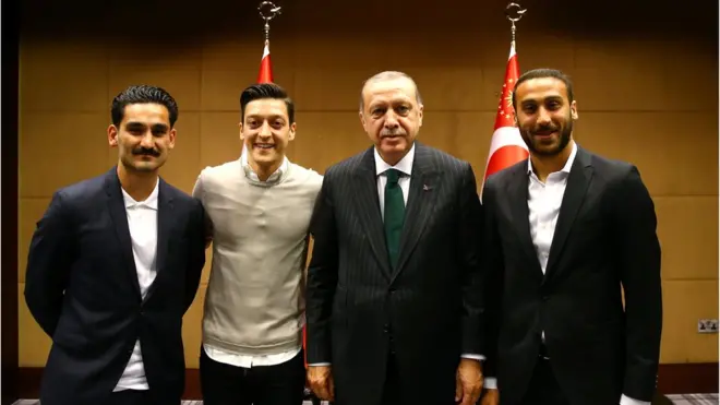 الصورة التي جمعت أوزيل بأردوغان هي التي فتحت عليه باب الانتقادات الألمانية