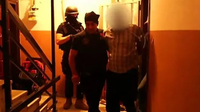 قوات الجيش السوري الحر المعارضة تحاول اصطياد أعضاء تنظيم الدولة الإسلامية المنهزم ومنع أفراده من مغادرة سوريا إلى تركيا.