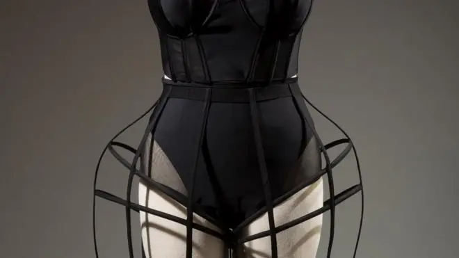 Sebuah pameran di Fashion Institute of Technology di New York (FIT) berpendapat bahwa tubuh yang sesuai tren merupakan konstruksi budaya.