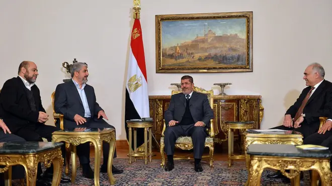 الرئيس الراحل محمد مرسي أثناء لقائه بعدد من قيادات حركة حماس عام 2013