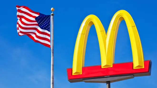 Logotipo de McDonald's y una bandera de EE.UU.