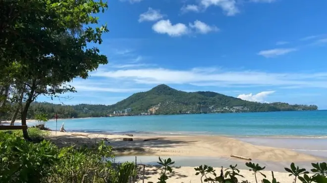 หาดกมลา หนึ่งในหาดยอดนิยมของภูเก็ตร้างนักท่องเที่ยวในเดือน ก.ย. ซึ่งเป็นเดือนที่ 7 นับตั้งแต่องค์การอนามัยโลกประกาศให้การระบาดของโควิด-19 เป็นการระบาดใหญ่ทั่วโลก