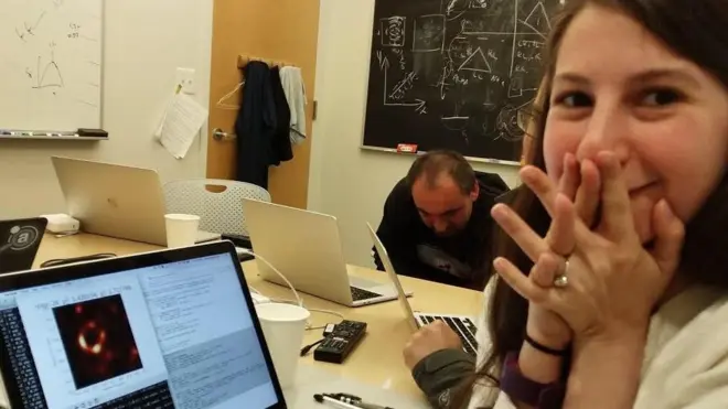 Foto yang diunggah Katie Bouman di akun Facebooknya, yang memperlihatkan proses bagaimana foto lubang hitam direkonstruksi.