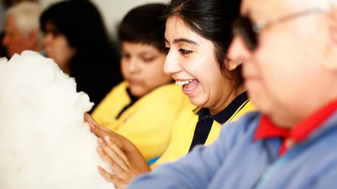 Una nebulosa hecha con el mismo material que se usa para rellenar cubrecamas acerca el cosmos a niños con discapacidad visual en Chile.