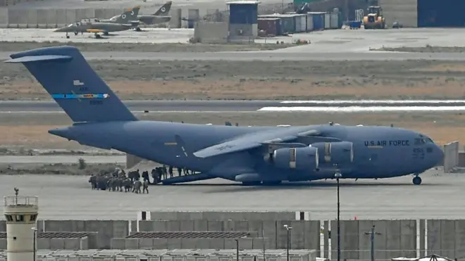 طائرة عسكرية امريكية تغادر مطار كابل