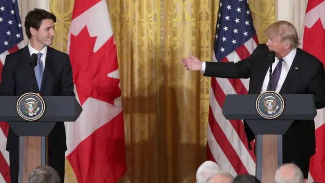 นายกรัฐมนตรี จัสติน ทรูโด ของแคนาดา ระหว่างร่วมแถลงข่าวกับประธานาธิบดีสหรัฐฯ