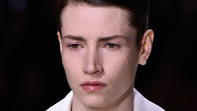 Krow Kian, model pria transgender pertama yang berjalan di catwalk Luis Vuitton.