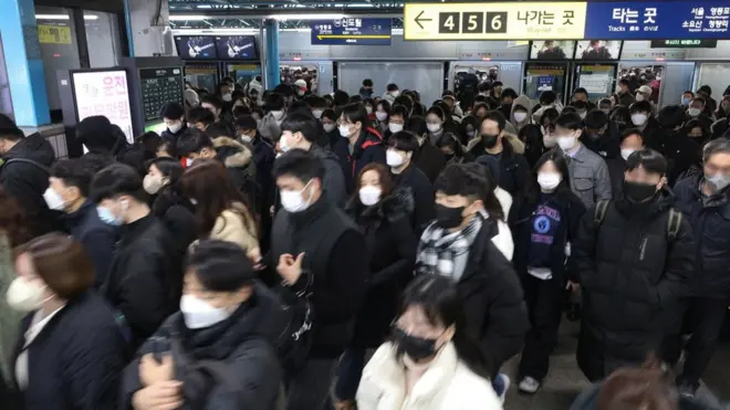 지난달 30일 오전 출근시간대 서울 구로구 신도림역 내 시민들