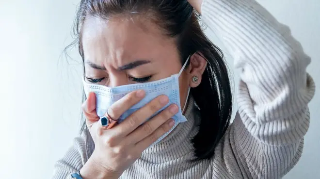 Mujer con mascarilla.