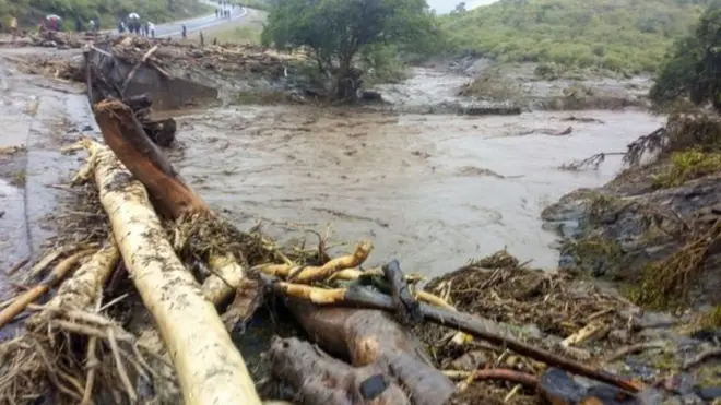 Les populations fuient les villages suite aux glissements de terrain au Kenya