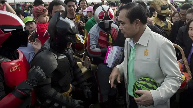 นายกฯ ปะทะฮีโร่ดังในโลกการ์ตูน เมื่อวันเด็กแห่งชาติปี 2559