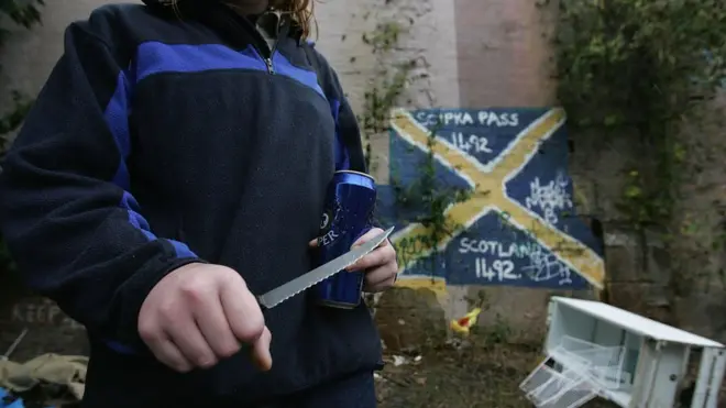 Una mujer muestra el cuchillo que lleva consigo en Glasgow en 2005, el año en que la ciudad fue nombrada la más violenta de Europa.