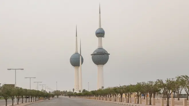 وفاة طفل من البدون دهساً خلال بيعه الورود