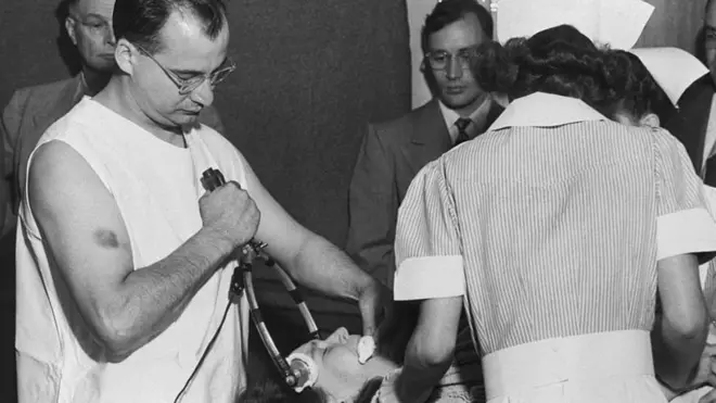 Колега Фрімена, доктор Джеймс Шенклін за допомогою електрошоку готує пацієнта до трансорбітальної лоботомії