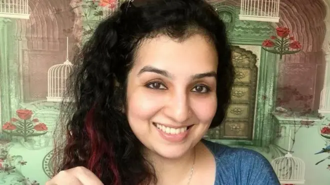 حنا خان کمرشل پائلٹ ہیں اور اپنی رائے کا اظہار کرنے میں نہیں گھبراتیں