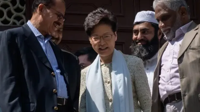 Pimpinan Hong Kong, Carrie Lam keluar dari Masjid Kowloon, Tsim Sha Tsui pada tanggal 21 Oktober, 2019.