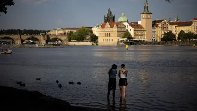 Devojke traže spas od vrućine u Vltavi. U Pragu je 4. septembra izmerena temperatura od 32 stepena