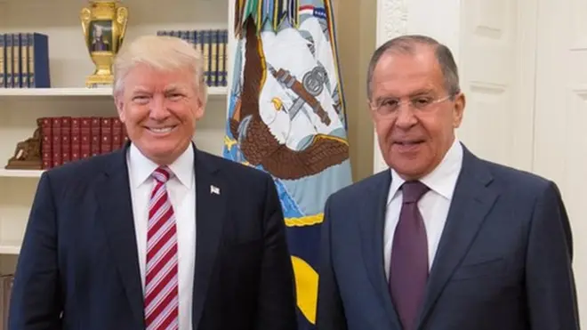 По данным американской прессы, Трамп на встрече с Лавровым рассказал, что уволил "свихнувшегося" главу ФБР Джеймса Коми