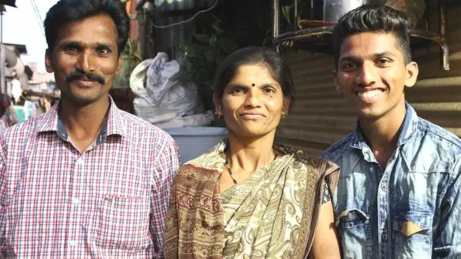 अपने माता-पिता राजू और कांता के साथ ओंकार