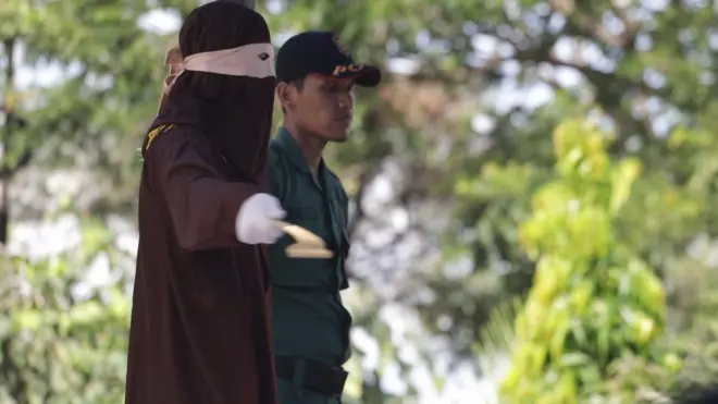 Hukum cambuk di Aceh masih dilakukan di tempat terbuka. Gubernur sudah mengeluarkan peraturan yang memerintahkan hukum cambuk dilakukan di tempat tertutup atau di dalam lapas.