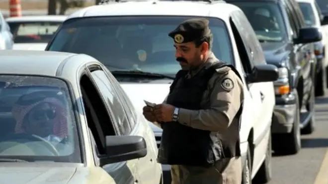 السلطات السعودية حددت هوية تسعة متورطين في التخطيط لهجوم بسيارة مفخخة على ملعب كرة قدم بينهم سعوديين