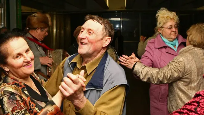 Пенсіонери танцюють на метро "Театральна" у Києві