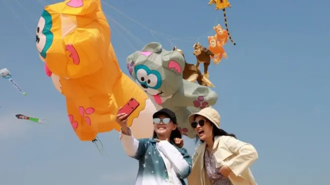 Warga berfoto dengan layang-layang di Weifang, Shandong (02/05).