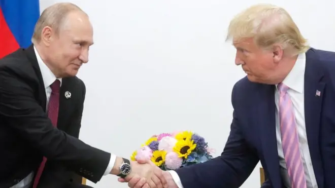 Putin ve Trump el sıkışırken